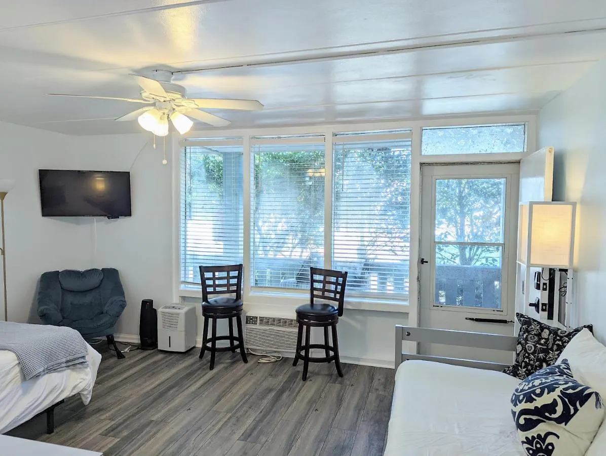 Апартаменты Renovated, Oceanfront Building, Boardwalk, Pool, Beach, 4 People, Cozy Studio Unit, Walk Right Out No Elevator, Kitchen, Restaurant Вирджиния-Бич 0*,  США