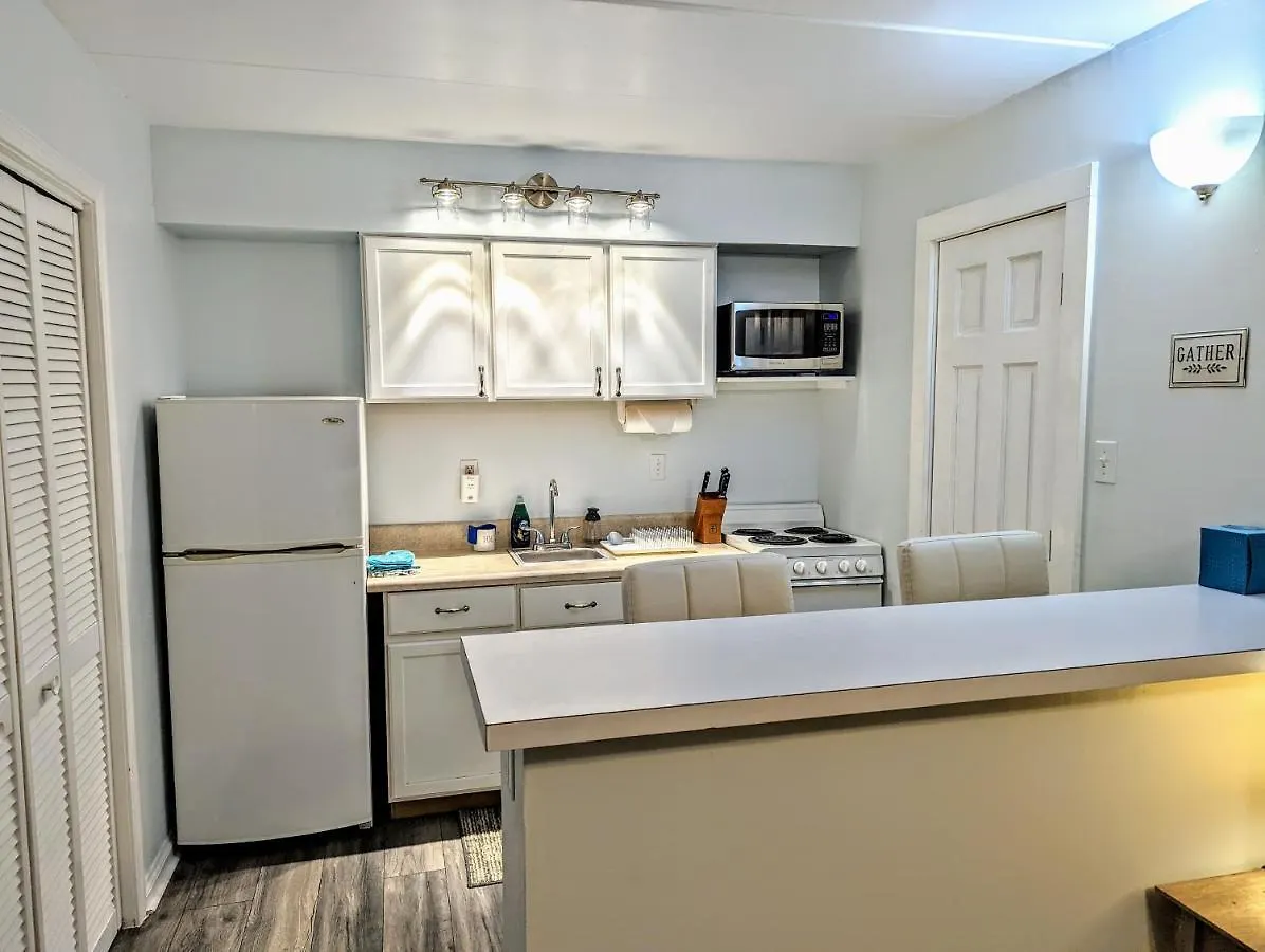 Апартаменты Renovated, Oceanfront Building, Boardwalk, Pool, Beach, 4 People, Cozy Studio Unit, Walk Right Out No Elevator, Kitchen, Restaurant Вирджиния-Бич 0*,  США