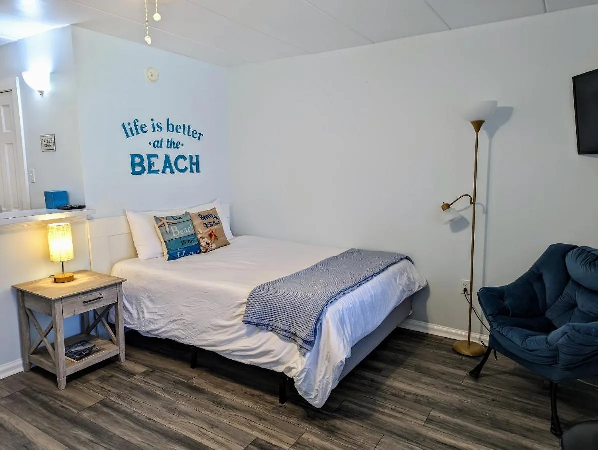 Oceanfront Studio: Boardwalk Retreat with Pool Apartment Virginia Beach United States