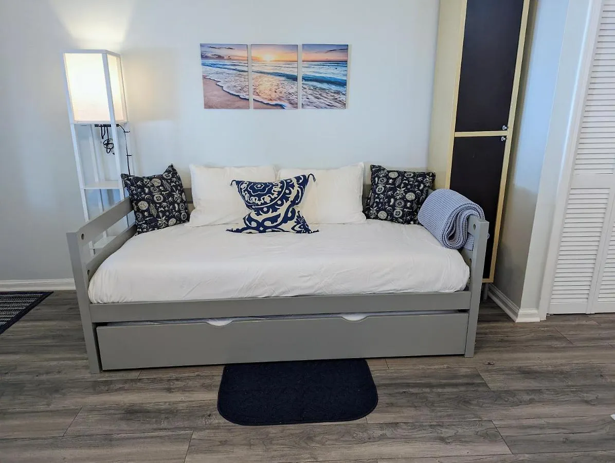 Oceanfront Studio: Boardwalk Retreat with Pool Apartment Virginia Beach United States